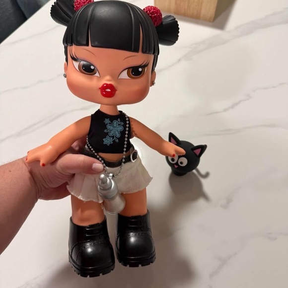 Vintage Jade Bratz doll with cat - Picture 2 of 4
